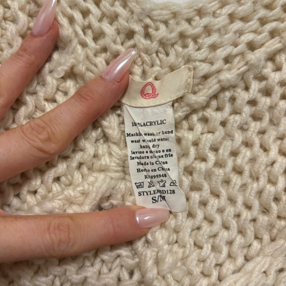 Q Off-the-Shoulder Knit Sweater - Picture 7 of 7